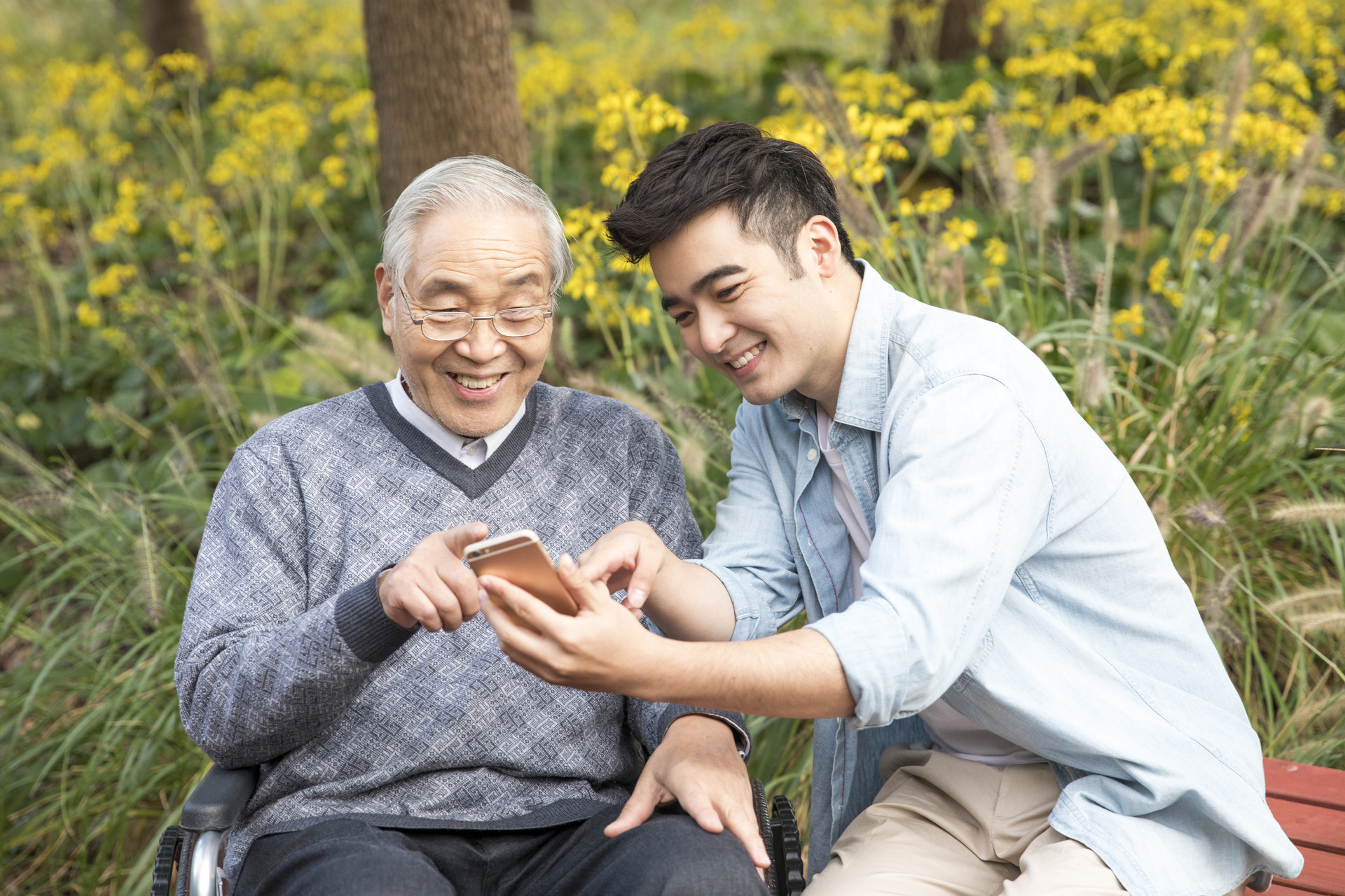 老年人“漸迷”手機怎么辦？
